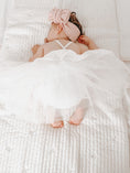 Load image into Gallery viewer, Quilted Nap bed | White Daisy
