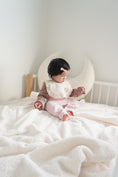 Load image into Gallery viewer, Velboa Blanket | White Daisy
