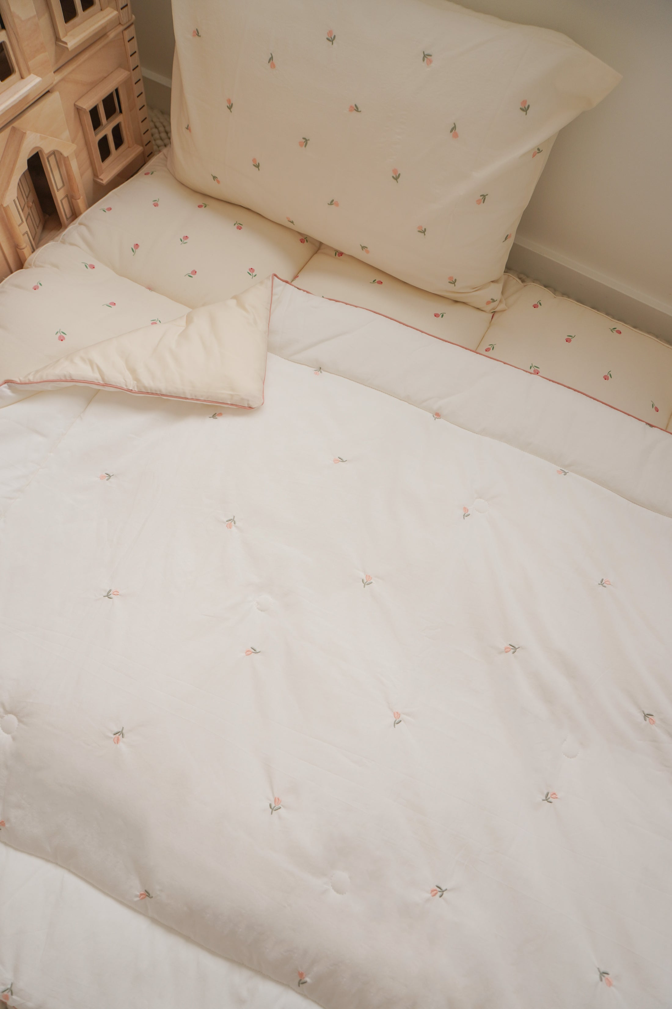 Embroidered Tencel Blanket | Tulip