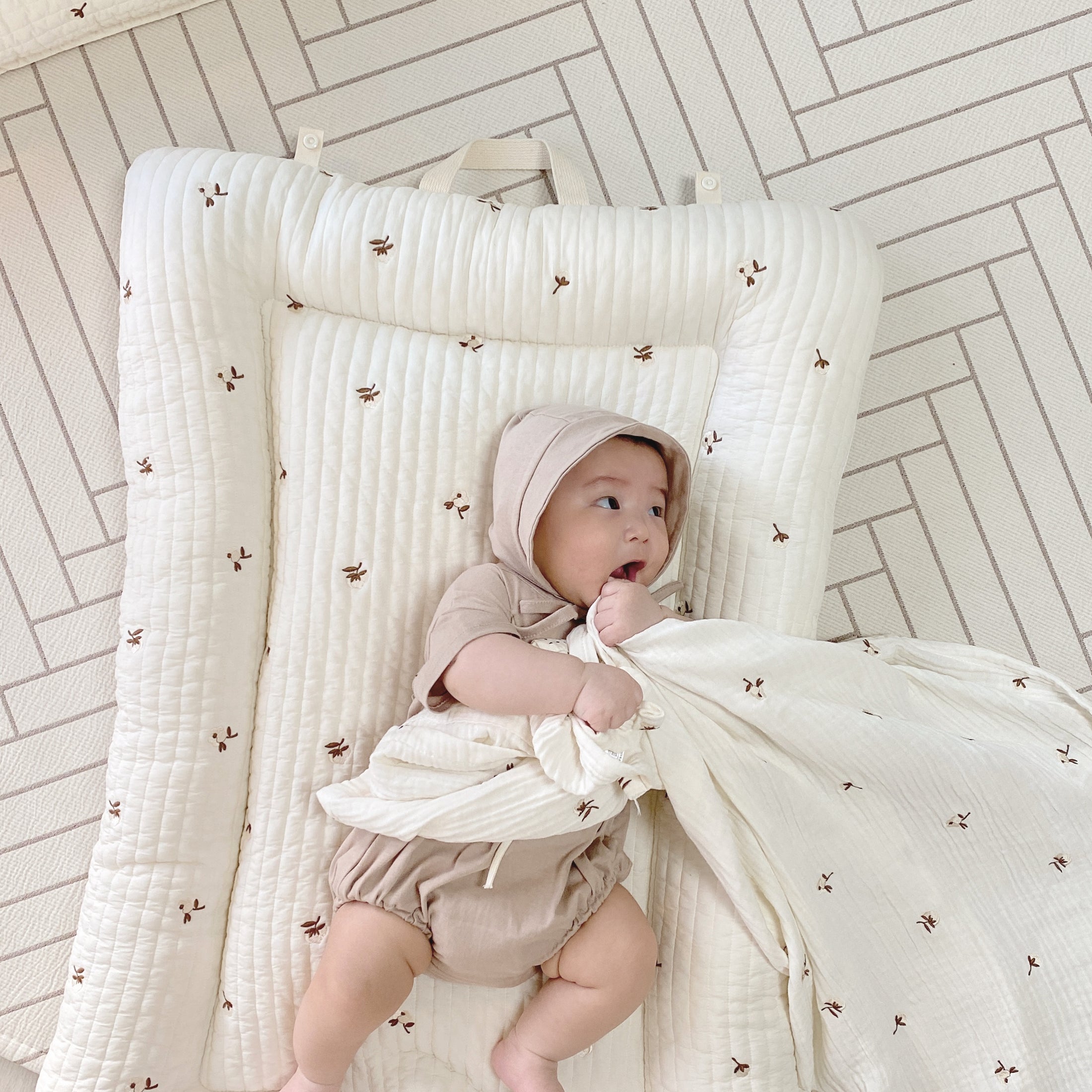 Hypoallergenic Baby Lounger | Cotton Flower