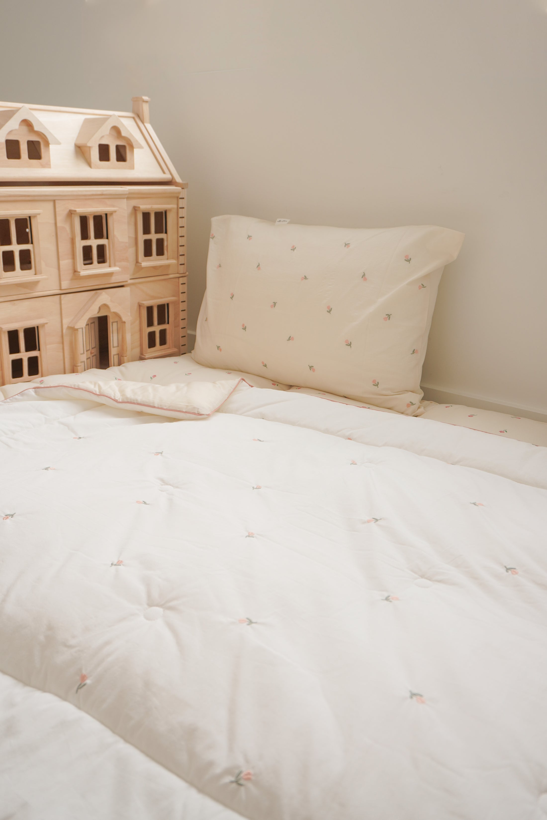 Embroidered Tencel Blanket | Tulip