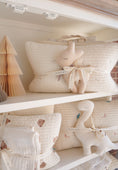 Load image into Gallery viewer, Quilted Nap bed | White Daisy
