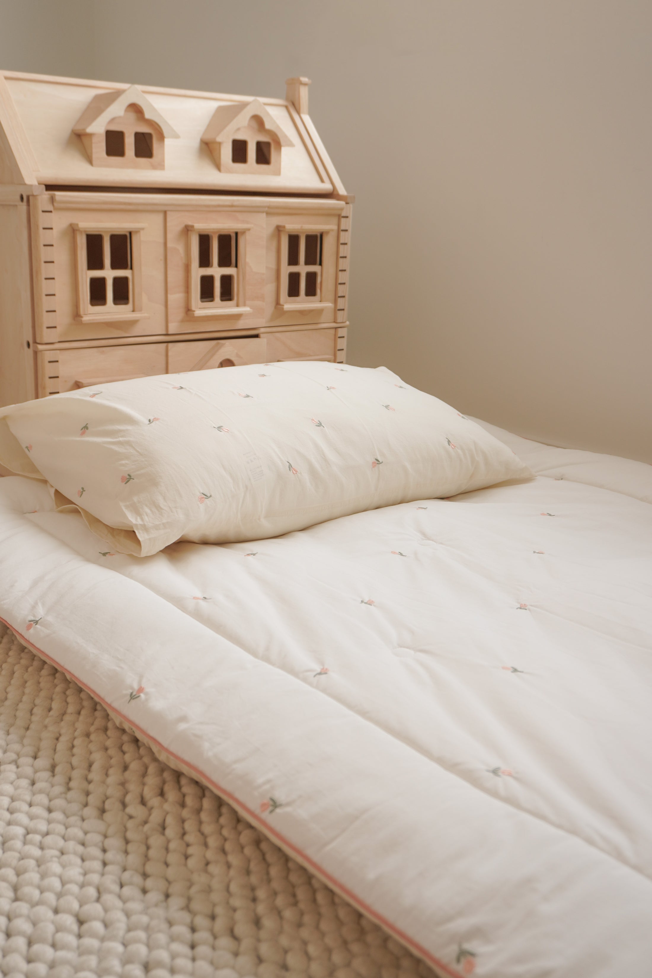 Embroidered Tencel Blanket | Tulip