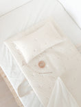 Load image into Gallery viewer, Quilted Nap bed | White Daisy
